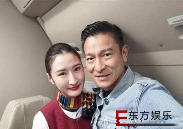刘德华与空姐合影 两人眉眼间竟然很相似