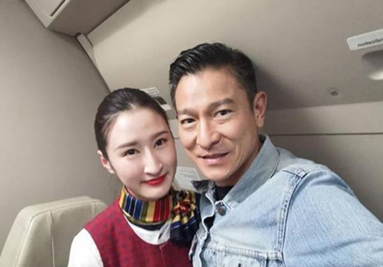 刘德华与空姐合影 两人鼻子好像复制粘贴!