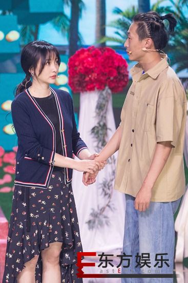 柳岩舒适便装彩排《跨界喜剧王》 与宋晓峰演绎爆笑情感纠葛