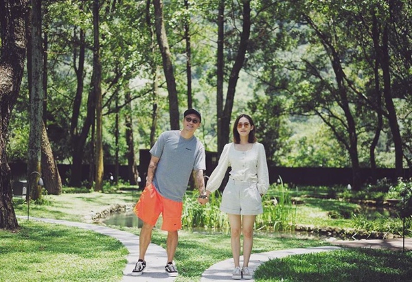 余文乐夫妇泡温泉 夫妻牵手靠肩秀恩爱!