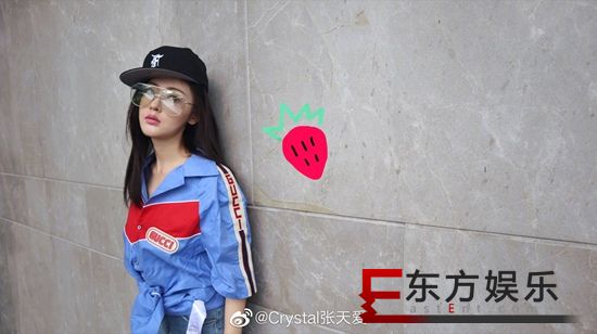 张天爱晒照荧光粉口红抢镜 网友:普通人不敢试的色号