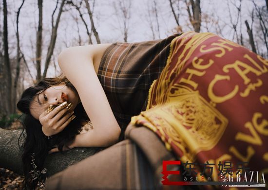 张钧甯锁骨窝能藏水!金指套引领别样时尚