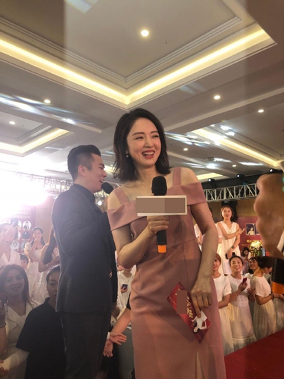 董璇离婚后现身 与粉丝互动笑容明媚!