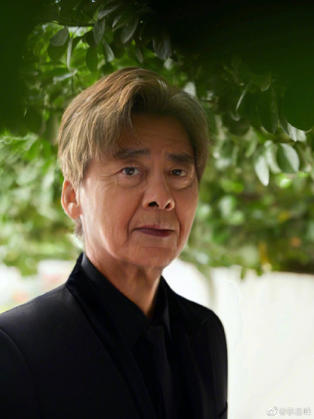 李易峰老年妆皱纹明显 和陈伟霆怎么了都晒老年妆?
