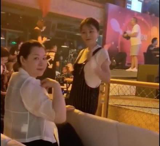 赵本山老婆现身 与女儿球球同框出席活动!