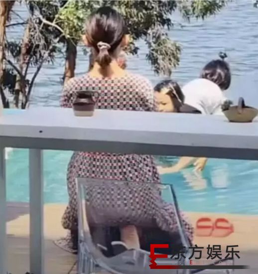 蔡少芬挺孕肚拍照 带女儿游玩状态轻松!