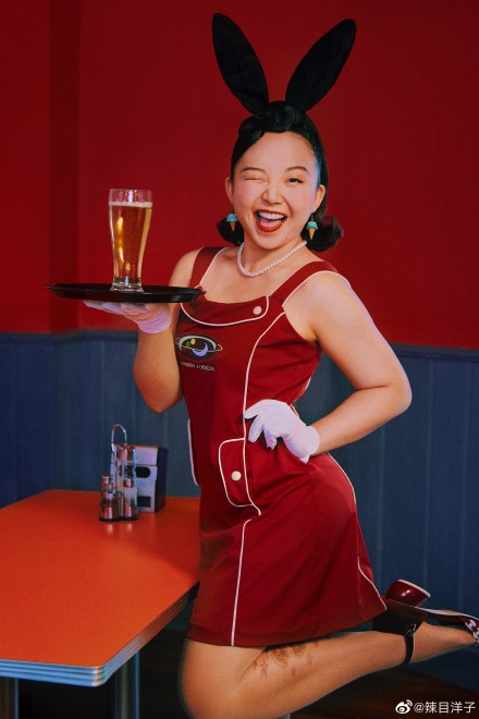 辣目洋子复古女郎造型 肉肉女孩时尚又性感!
