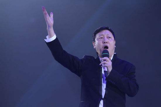韩磊舞台摔倒 顺势后滚翻起身连声道歉