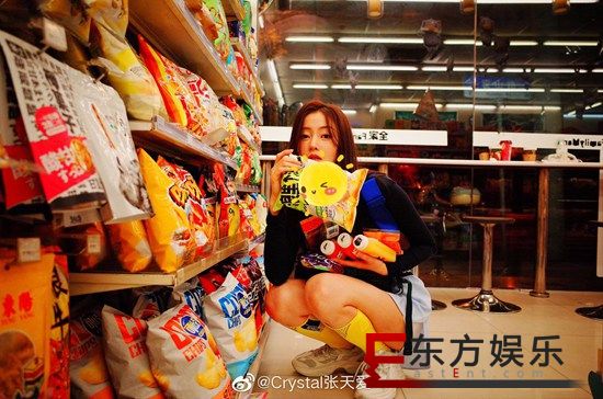 张天爱足球袜尽显美腿 私服也有时尚表现力