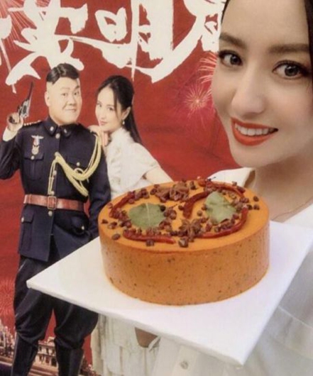 佟丽娅晒火锅蛋糕 身后岳云鹏海报实力抢镜!