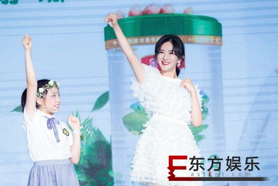 谢娜亮相品牌新品发布会 现场解读“原生育儿观”