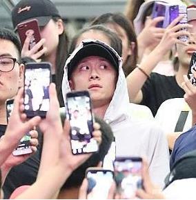 张一山被粉丝围堵的表情:一脸生无可恋