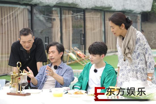 倪萍、张晨光、黄舒骏体验新潮“慢生活”方式 朱星杰牵二哈萌翻《花样新世界》