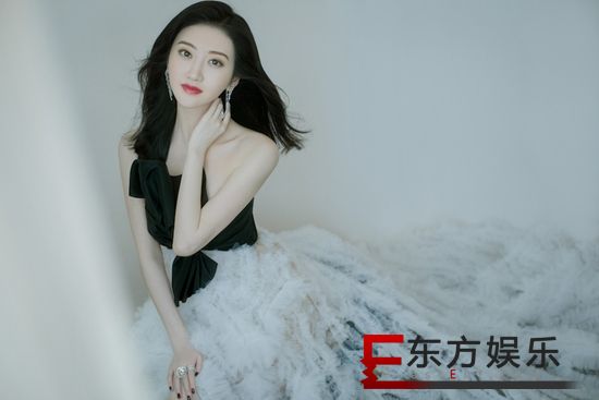 景甜现身成龙国际电影周闭幕式 温婉优雅又仙又美