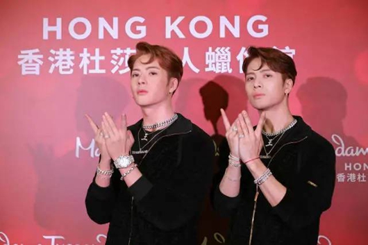 王嘉尔蜡像揭幕仪式 本尊太兴奋忍不住亲吻蜡像!