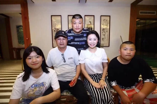 毕福剑与弟子聚会 打扮朴素十分低调!