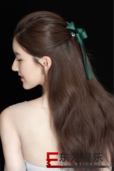赵露思仙女风造型曝光 蝴蝶结海藻长发梦幻十足