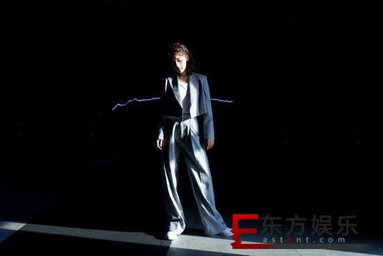 张佳宁西服套装英气干练 隐匿光影展现甜酷魅力