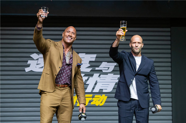 豪气干杯高呼“大卖” 《速度与激情:特别行动》发布会“双森”上演“硬碰硬”