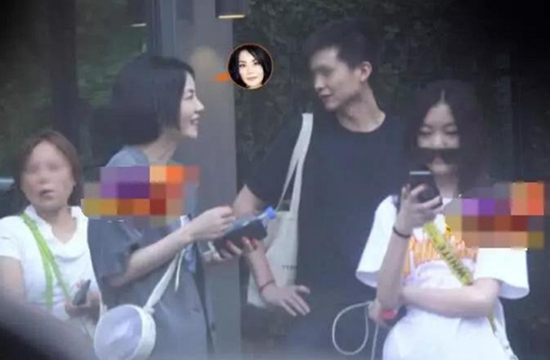 王菲带李嫣外出会友 李嫣戴墨镜的方式走红