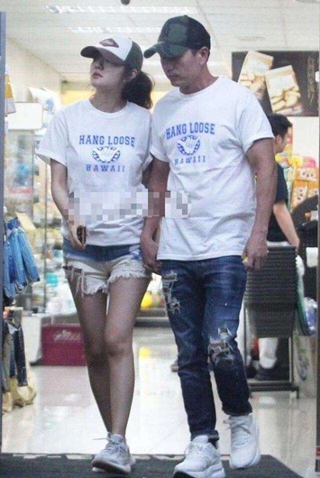 安以轩儿子满月宴 与丈夫穿同款白T手牵手十分甜蜜