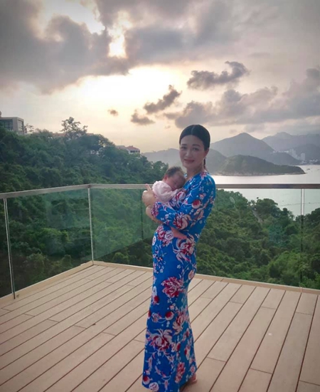 陈少霞晒母女合影 双儿身材尚未恢复笑容满足