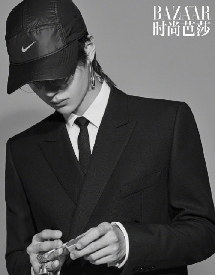 王一博西装大片曝光 赛车手秒变时尚宠儿