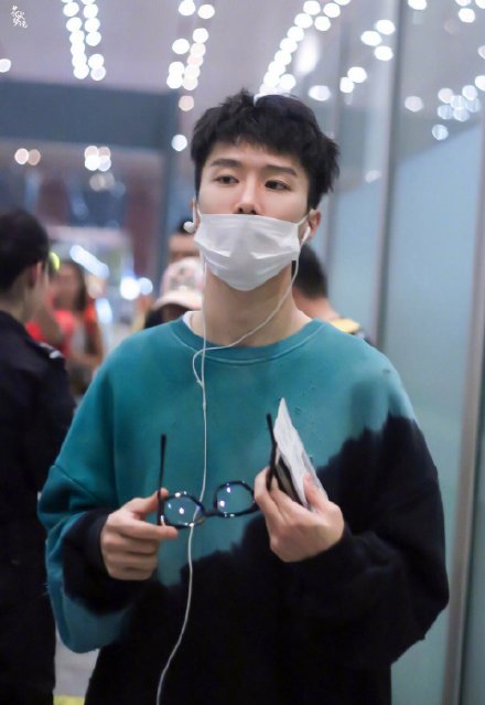 范丞丞短发造型现身 清爽阳光邻家男孩形象
