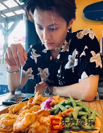 王子邱胜翊晒开工照 印花衬衫尽显夏日时尚