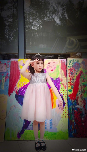 黄磊晒二女儿画作 多妹嘟嘟嘴敬礼表情得意