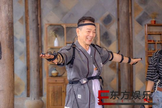 《花样新世界》张晨光黄子弘凡看透翻糖玄机 倪萍范明扮演虚拟偶像