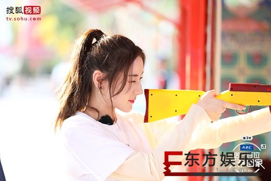 迪丽热巴《送一百位女孩回家3》游乐园沉迷过山车 自曝想生三个孩子