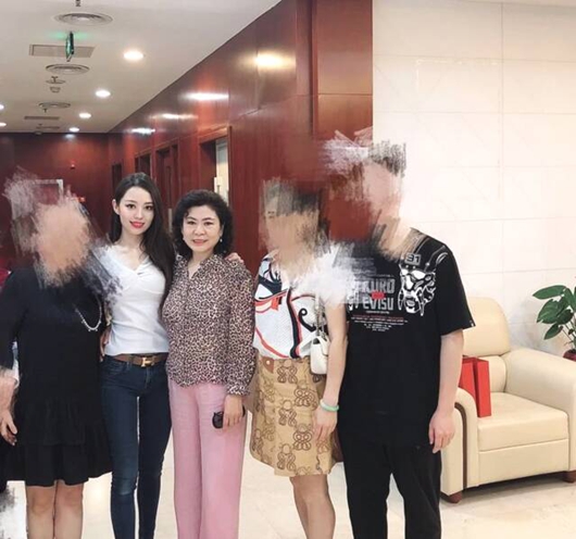 郎朗娇妻陪婆婆出镜 亲密合影身材抢镜