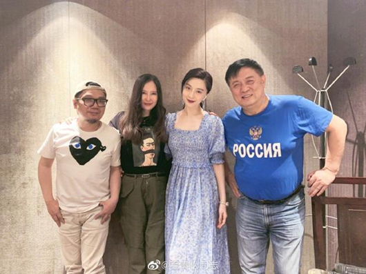 范冰冰与李玉等聚会 满面微笑气色好