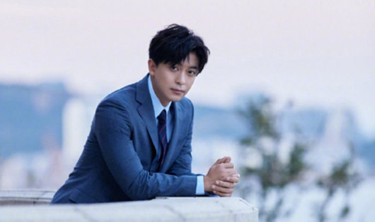 服务员合影李佳航险被开 本尊发文感慨后删博