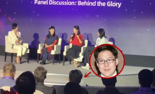郭晶晶优雅雍容现身活动 老公全程注视手机画面有爱