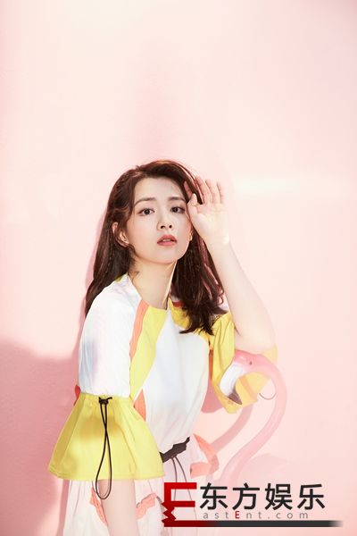 陈昊宇氧气写真曝光 明亮色系穿搭演绎甜美少女