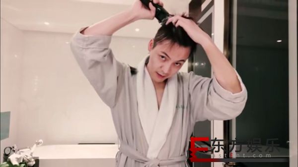 陈伟霆自己动手剪寸头 浴袍配胡茬性感帅气