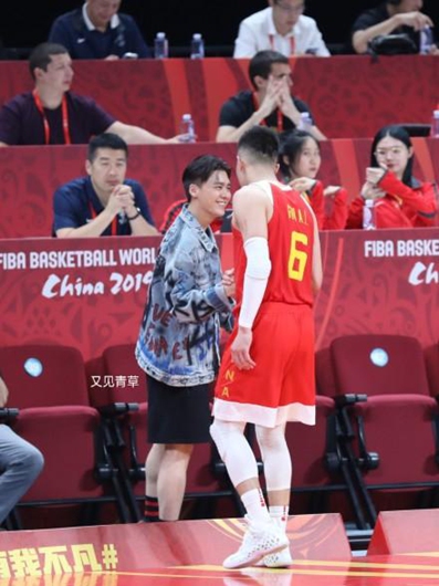 李易峰祝贺郭艾伦 场边呐喊加油被赞好基友
