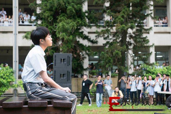 吴青峰重返初心回到母校 穿制服快闪首唱〈太空人〉