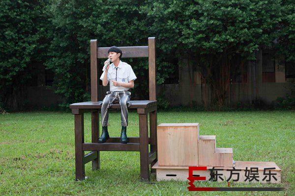 专辑同名单曲《太空人》发行日吴青峰重返母校开唱 穿校服快闪校园首唱《太空人》