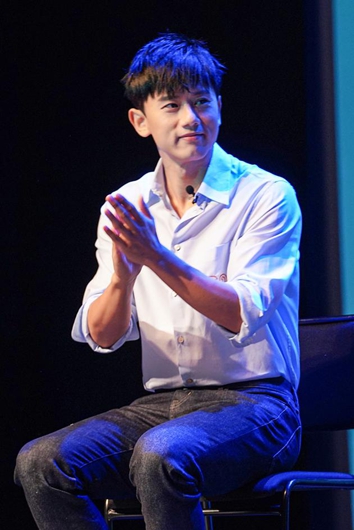 张杰跨界出演话剧 与实力派演员郝蕾合作
