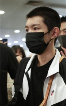 王源寸头造型亮相机场 清爽帅气少年感十足