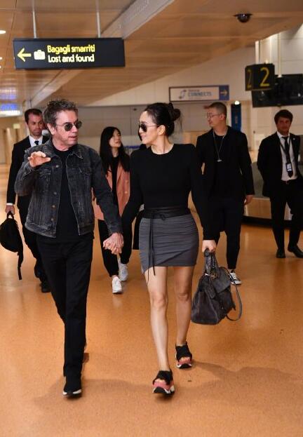 53岁巩俐身材健美 与老公十指紧扣现身机场