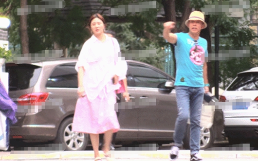 侯勇三婚娇妻疑有孕 开百万豪车吃饭