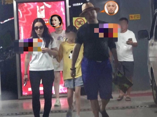 陶虹徐峥一家外出看电影 女儿穿短裤长腿抢眼
