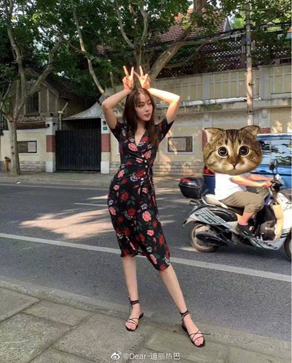 迪丽热巴晒游客照 双手比V好身材显露无疑