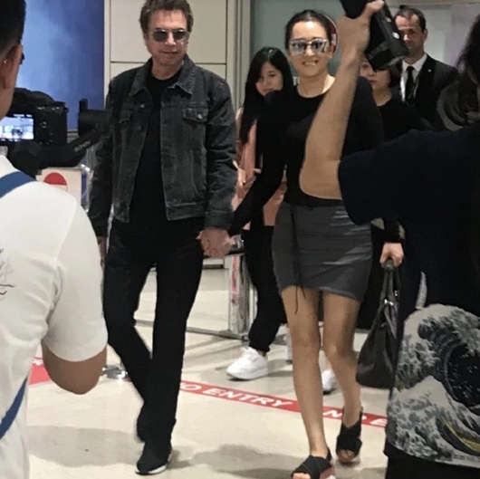 巩俐亮相威尼斯 与71岁老公十字紧扣十分亲密