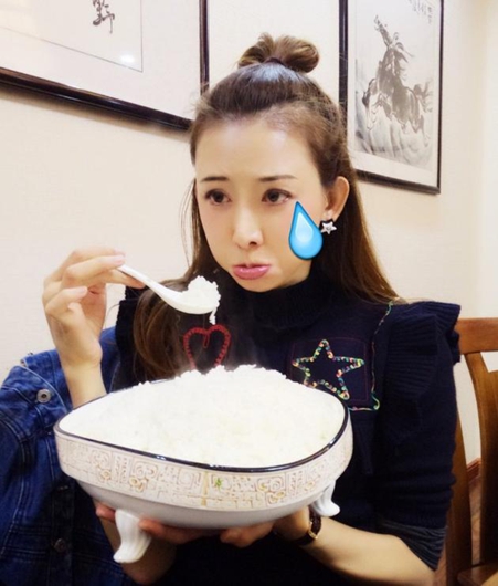 林志玲晒捧饭碗照 因变胖被传怀孕难过