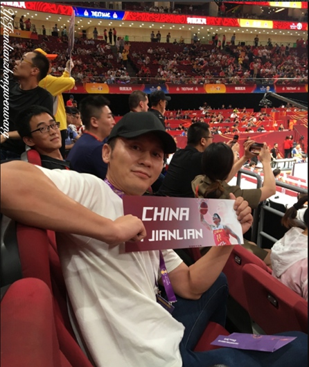 李晨现身赛场观战 手持横幅认真助威
